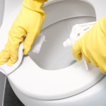 cara membersihkan keramik kamar mandi
