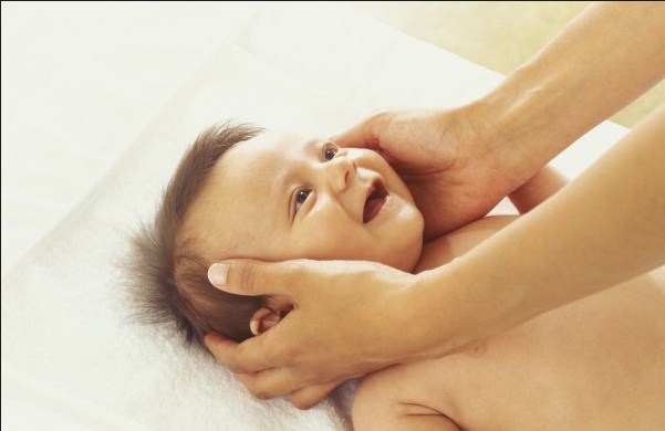 Cara Pijatan Bayi Bagian Telinga Belakang